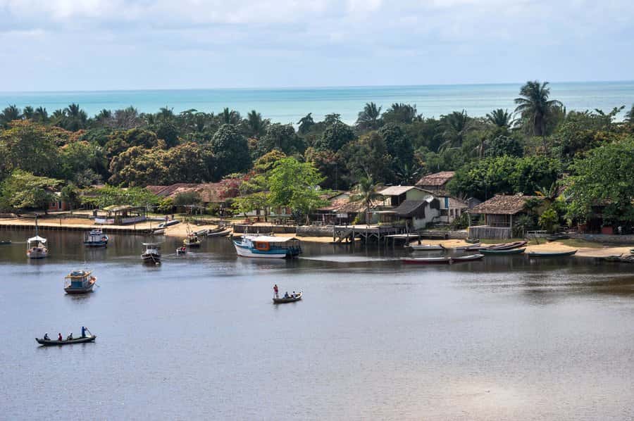 Vista aérea da vila de Caraíva às margens do rio, Bahia