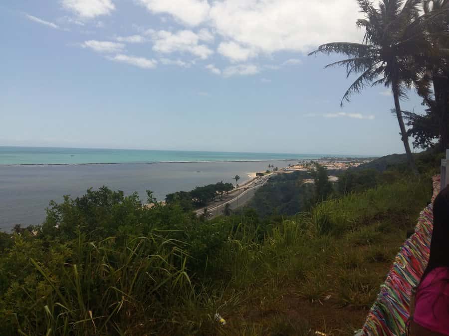 Vista da praia de Porto Seguro, Bahia, com o mar e a orla ao fundo